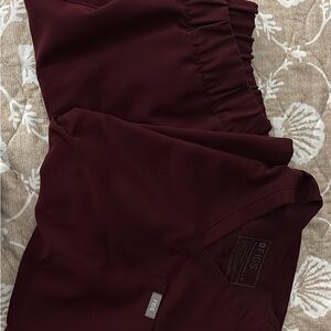 Figs Women's V-Neck Scrub Set in Burgundy